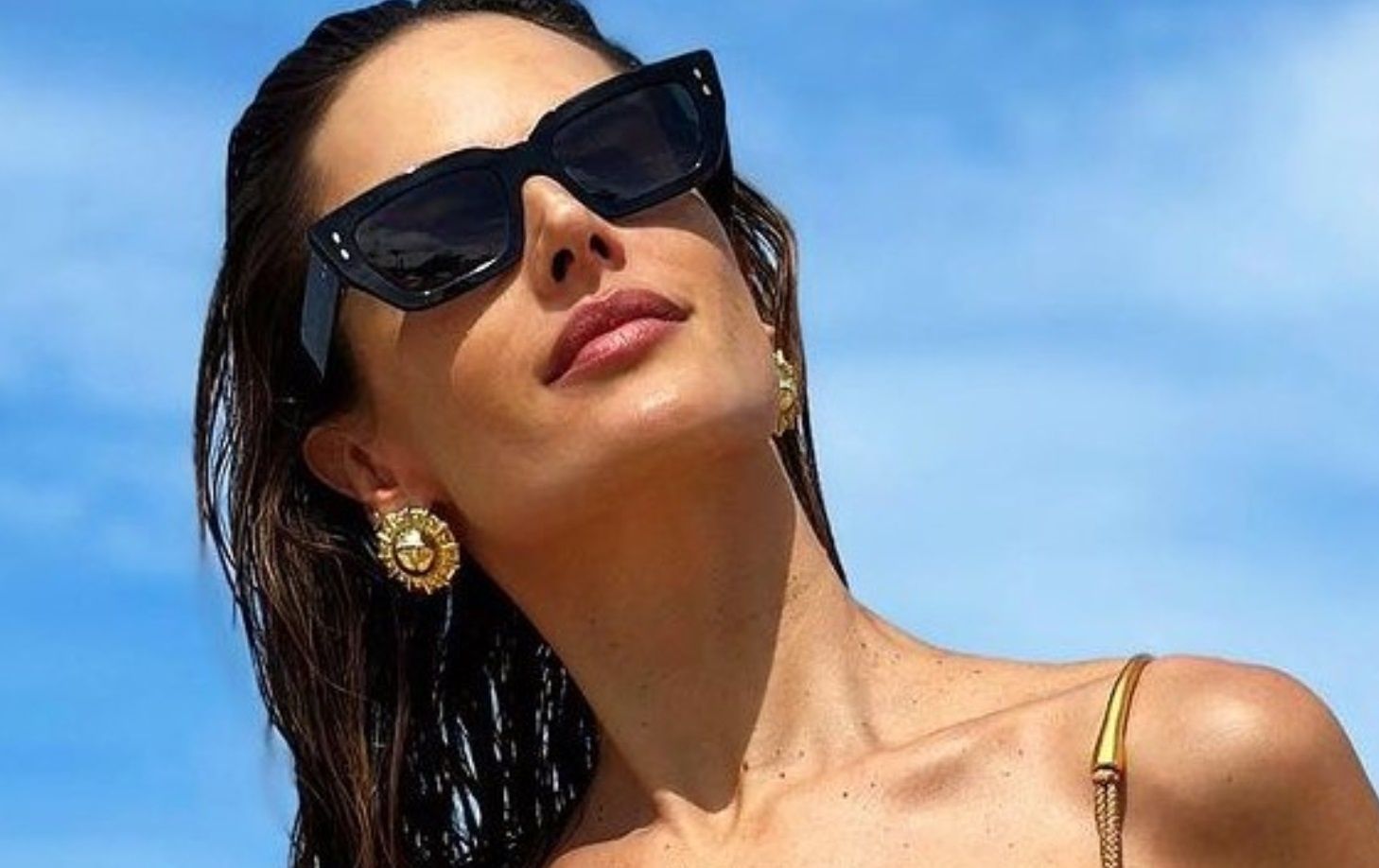 Wrzuciła fotki z plaży Włożyła bikini do góry nogami