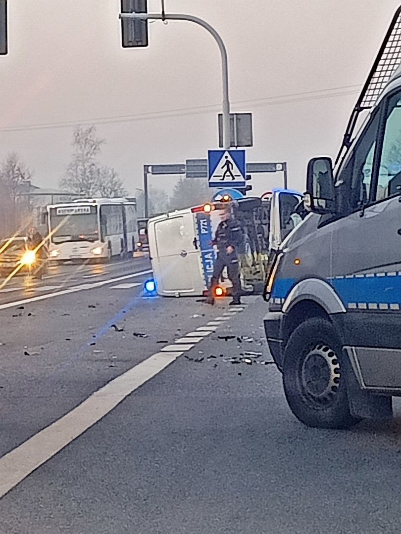 Wypadek konwoju policyjnego Jeden bus policyjny leży na boku WP