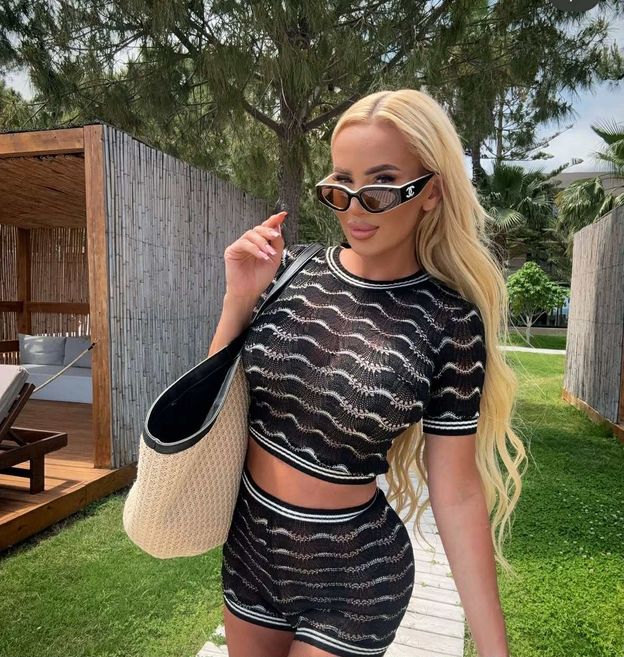 Strzaskana na mahoń Izabela Macudzińska pręży się w skąpym bikini nad