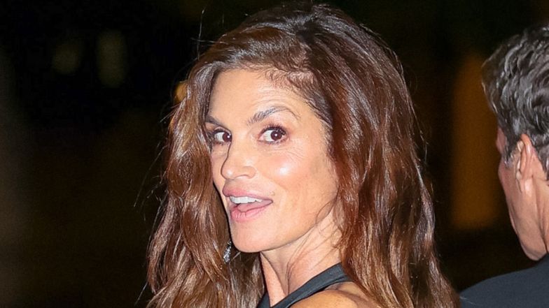 letnia Cindy Crawford bez makijażu i topless Fani piszą że jej nie rozpoznali Pudelek