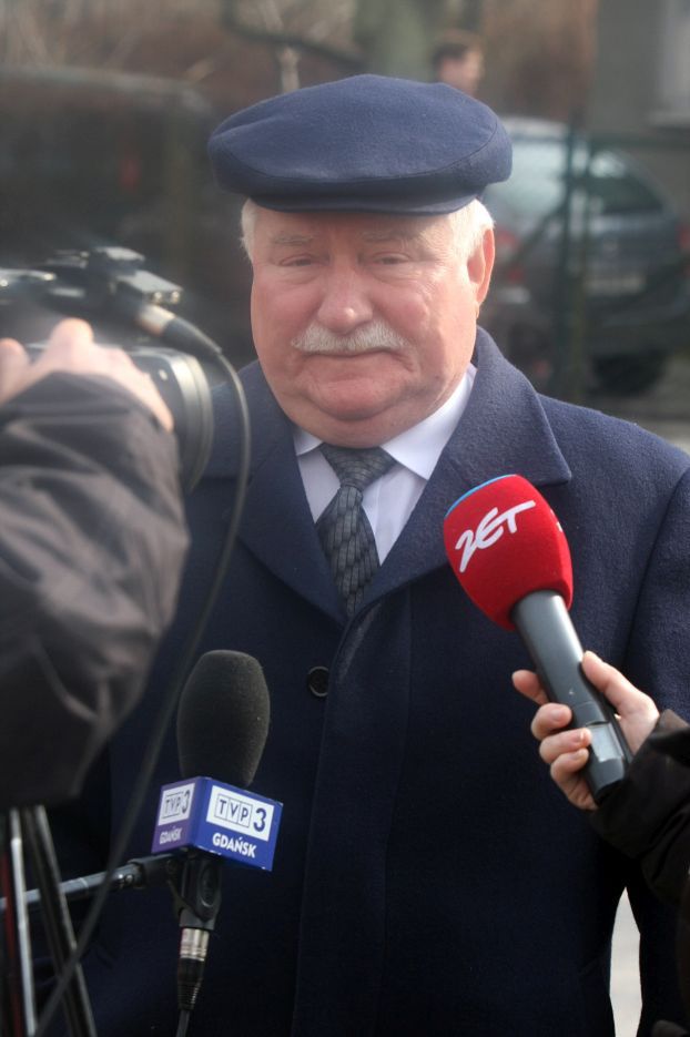 Lech Wałęsa z żoną w kościele ZDJĘCIA Pudelek