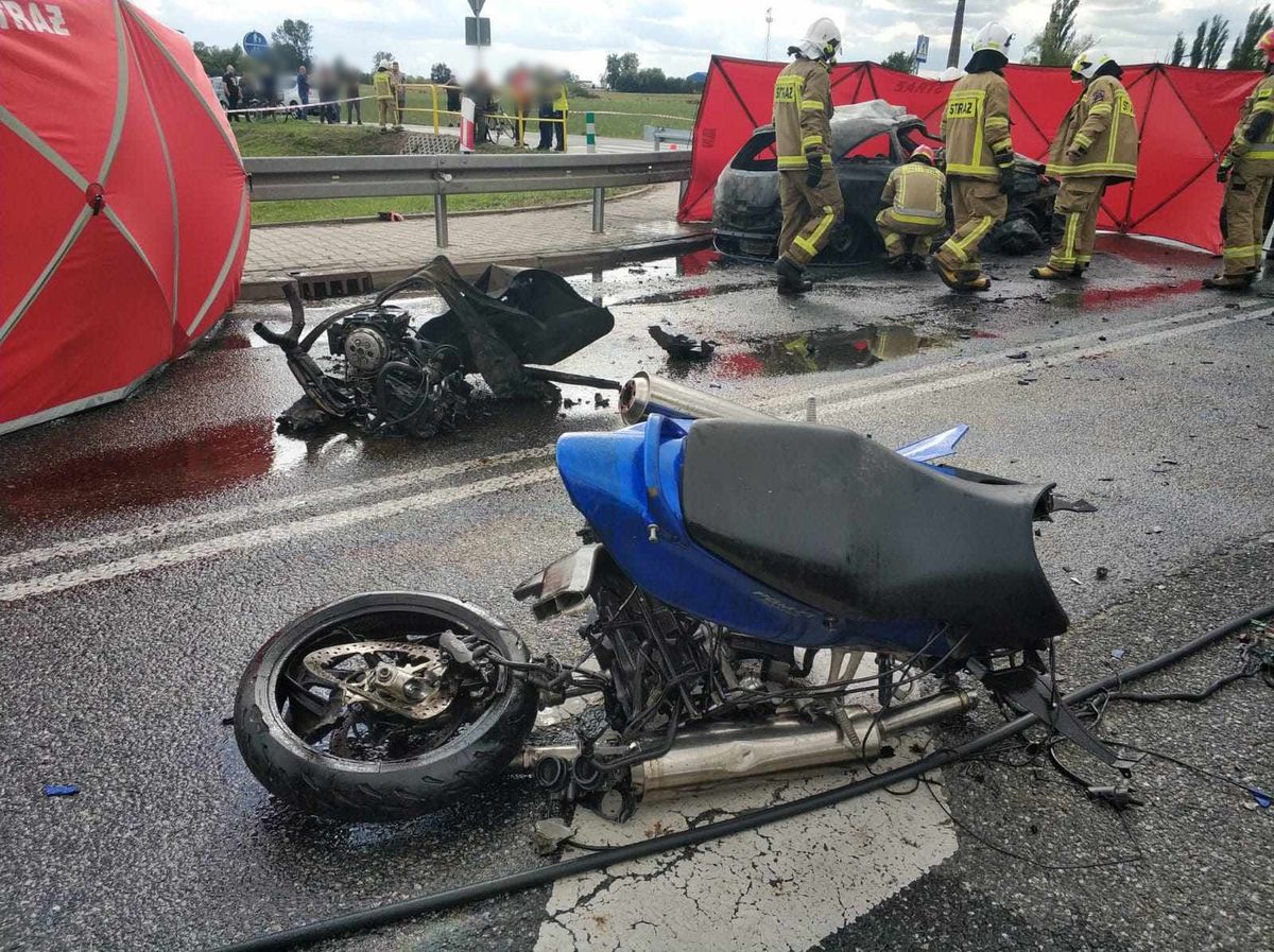 Opel spłonął po zderzeniu z motocyklem Nie żyją trzy osoby w tym