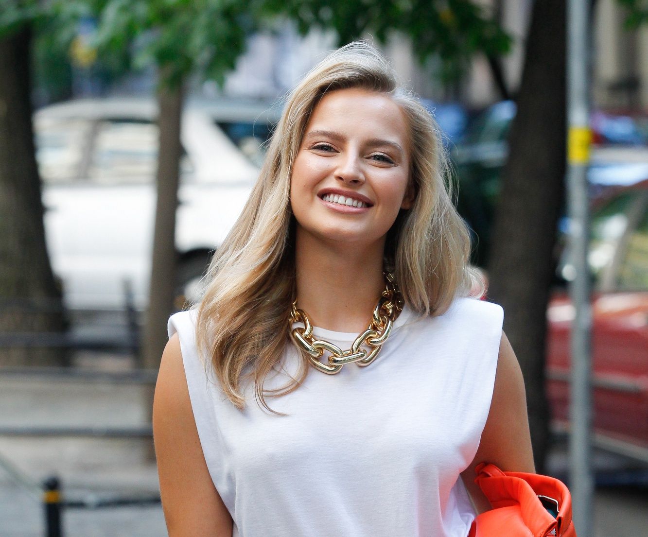 Karolina Pisarek w bikini Pluska się w błękitnym morzu