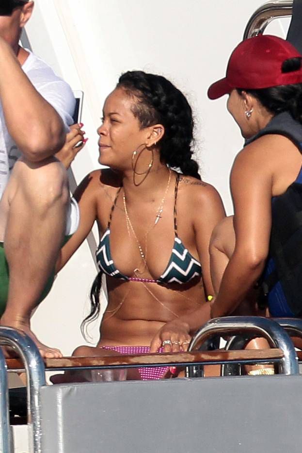 Rihanna w bikini na jachcie ZDJĘCIA Pudelek