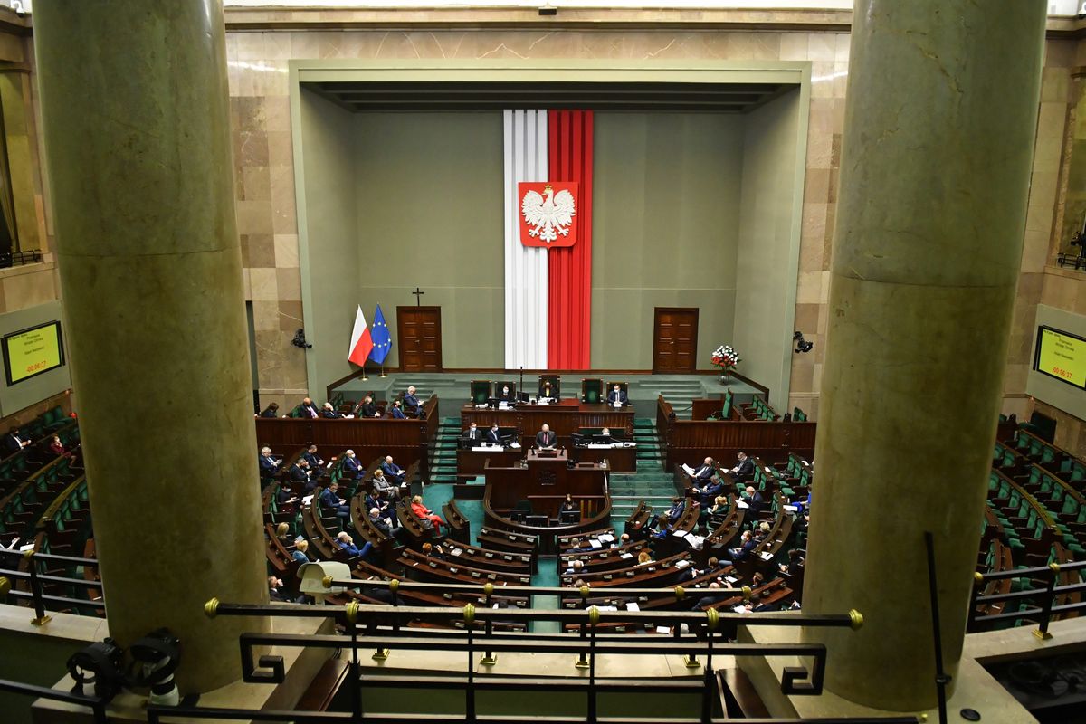 Sondaż IBRiS PiS wciąż z największym poparciem zyskuje ruch Hołowni