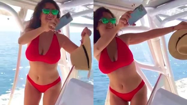 Salma Hayek świętuje 56 urodziny tańcząc na jachcie w SKĄPYM bikini