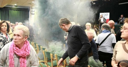 Świeca dymna odpalona na spotkaniu z Michnikiem. Poseł Kukiz'15: 25 lat za późno