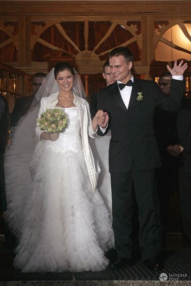 Suknia ślubna: Maciej Zień. Kasia Cichopek i Marcin Hakiel. Ślub w 2008 r. (fot. AKPA)