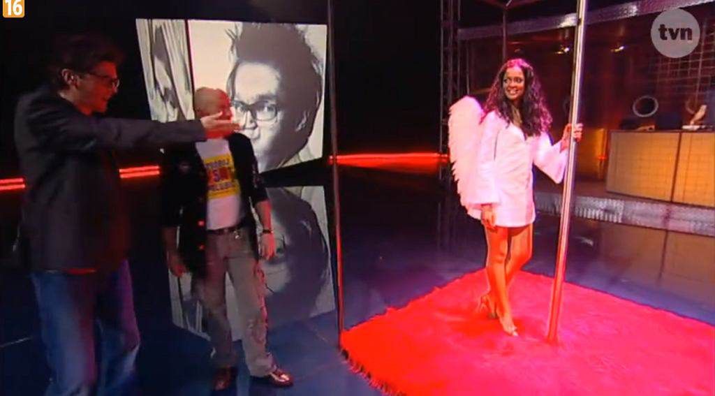 Klaudia El Dursi - screen programu Kuba Wojewódzki, taniec na rurze w stroju aniołka