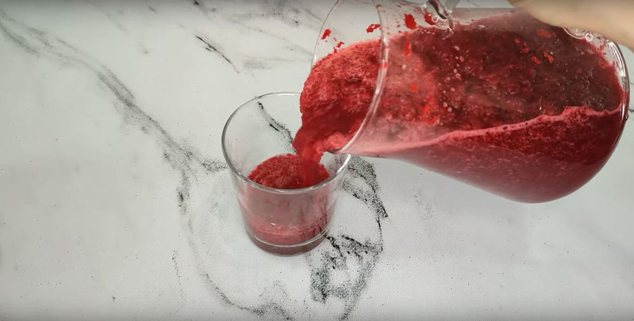 Przelewanie domowego soku - Pyszności; Foto kadr z materiału na kanale YouTube sweetsaltykitchen