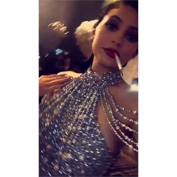 Ciężarna Kylie Jenner pije piwo i pali papierosy