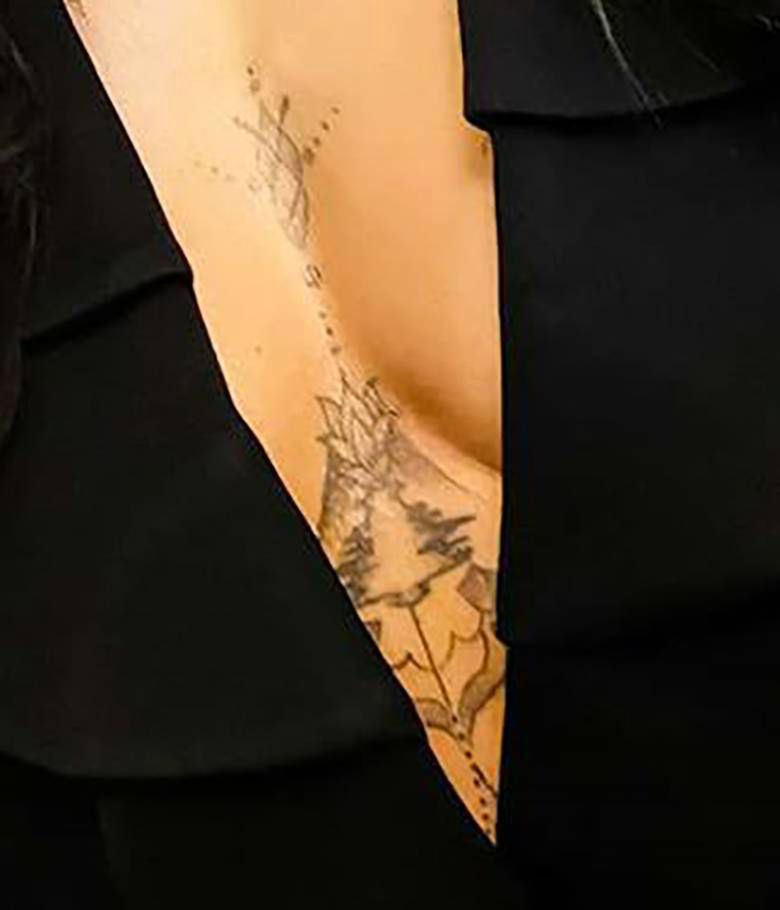 Maja Hyży - tatuaż między piersiami