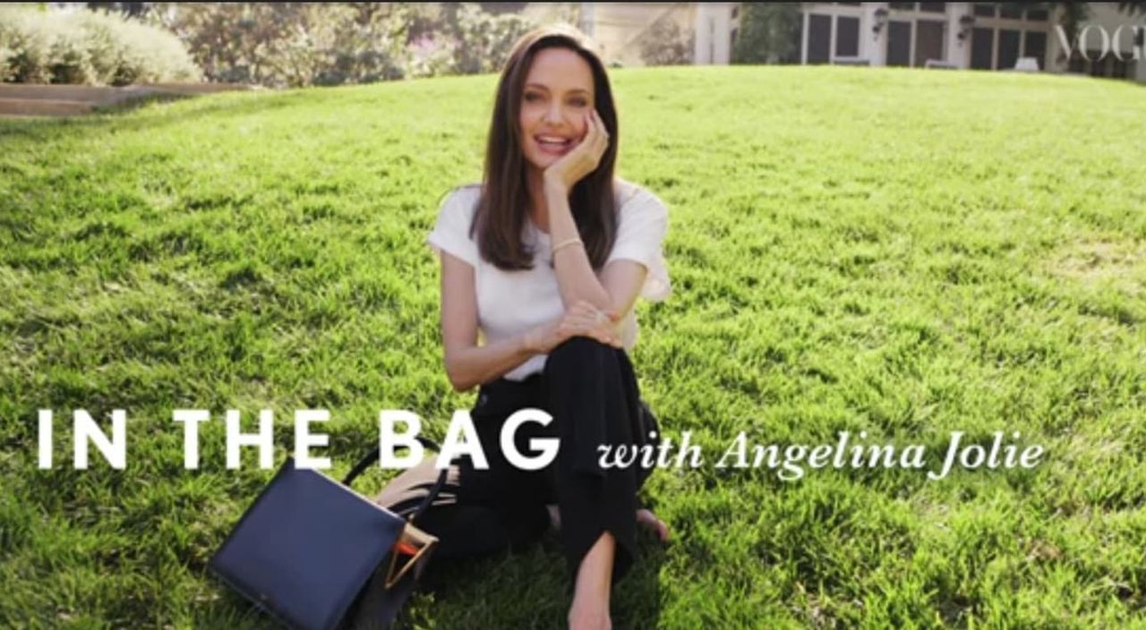 Angelina Jolie - co ma w torebce? - screen wywiadu dla Vogue