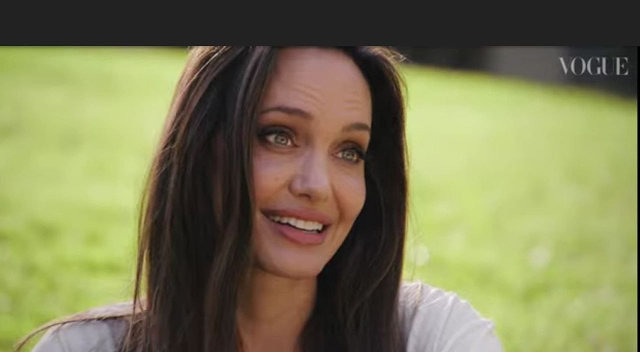 Angelina Jolie - co ma w torebce? - screen wywiadu dla Vogue