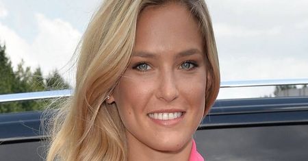Tak się nosi róż! Bar Refaeli w kombinezonie Laurel
