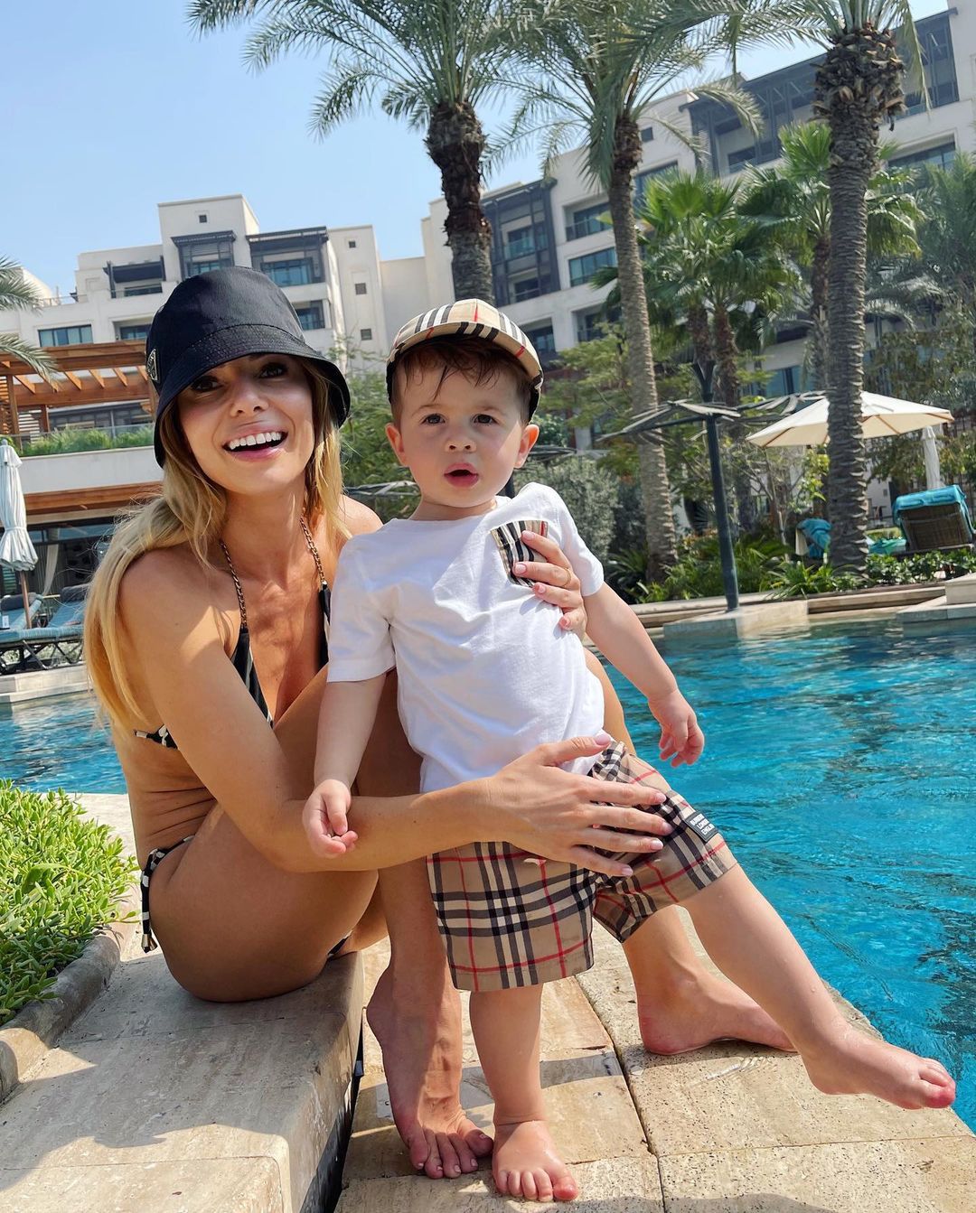 Izabela Janachowska z synkiem nad basenem