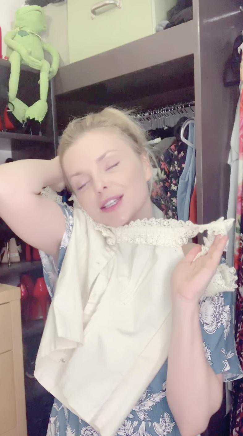 Izabella Miko - gwiazdy korzystają z aplikacji LESS_