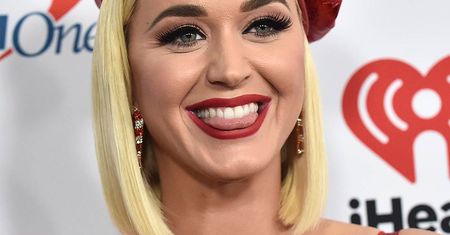 Katy Perry w ciąży zajada się korniszonami. Jest bez makijażu i z dużym brzuszkiem. Kapitalne foto