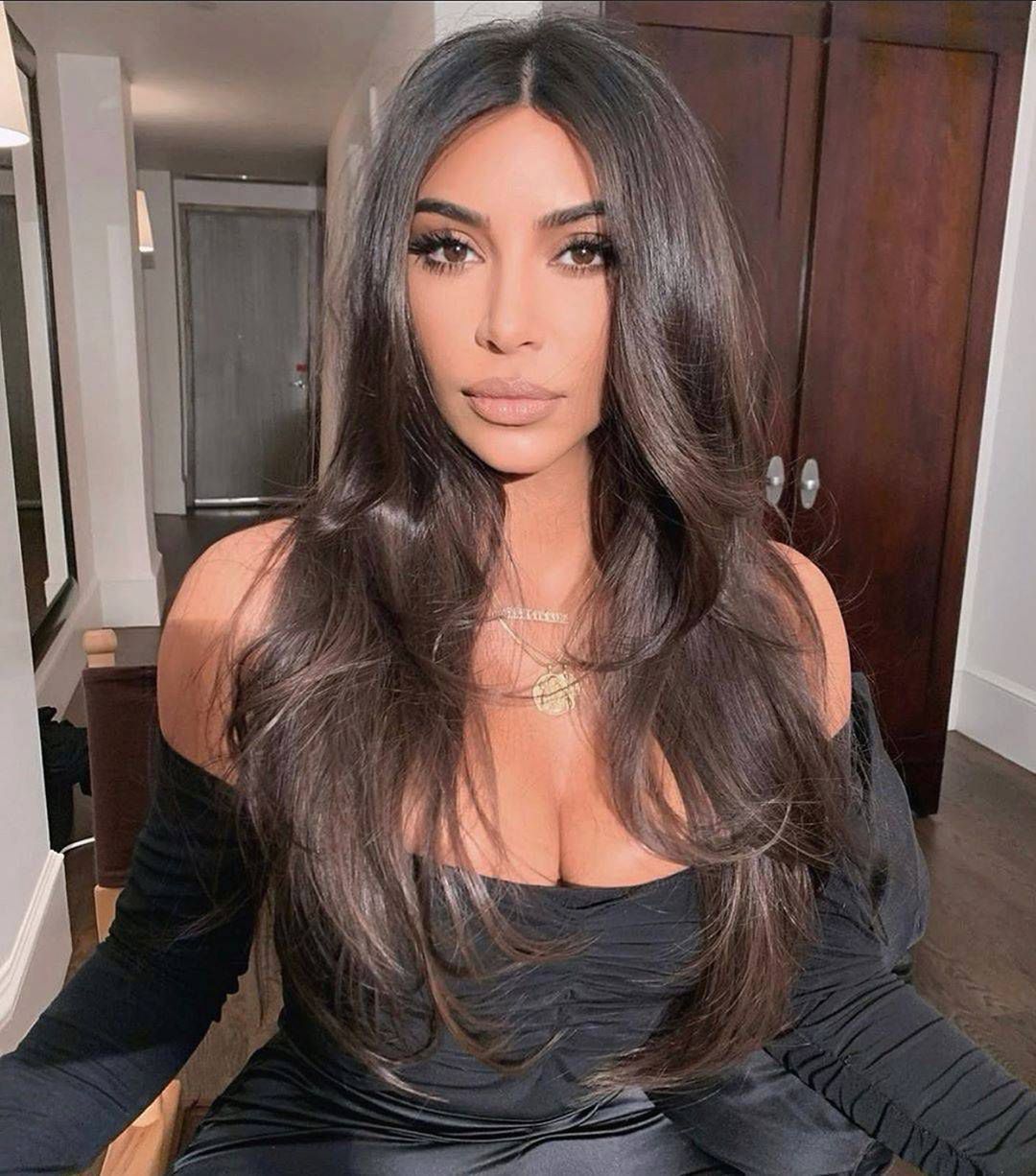 Kim Kardashian w ciemnych włosach