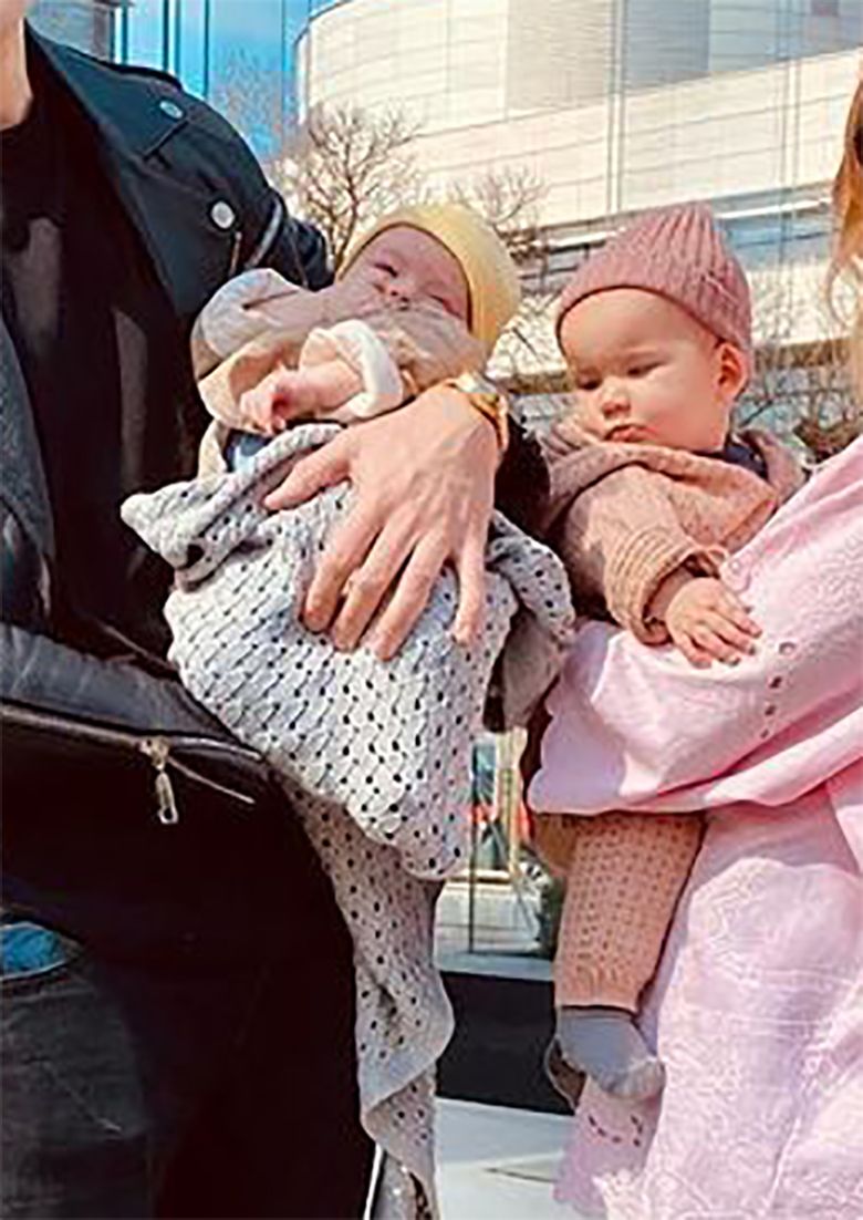 Lara Gessler i Jakob Kosel z córkami na spacerze