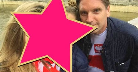 Tomasz Lis zabrał córki na EURO 2016 do Paryża. Która z nich jest bardziej podobna do znanego taty?