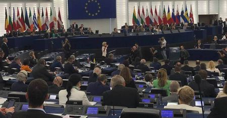 Polak pierwszym europosłem z koronawirusem. Bruksela musiała podjąć radykalną decyzję