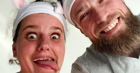 Zofia Zborowska i Andrzej Wrona wrócili do ważnego dla siebie miejsca i odtworzyli stare zdjęcie. Efekt? Uśmiech nieschodzący z twarzy przez resztę dnia