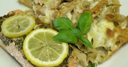 Łosoś z piekarnika z serowym makaronem