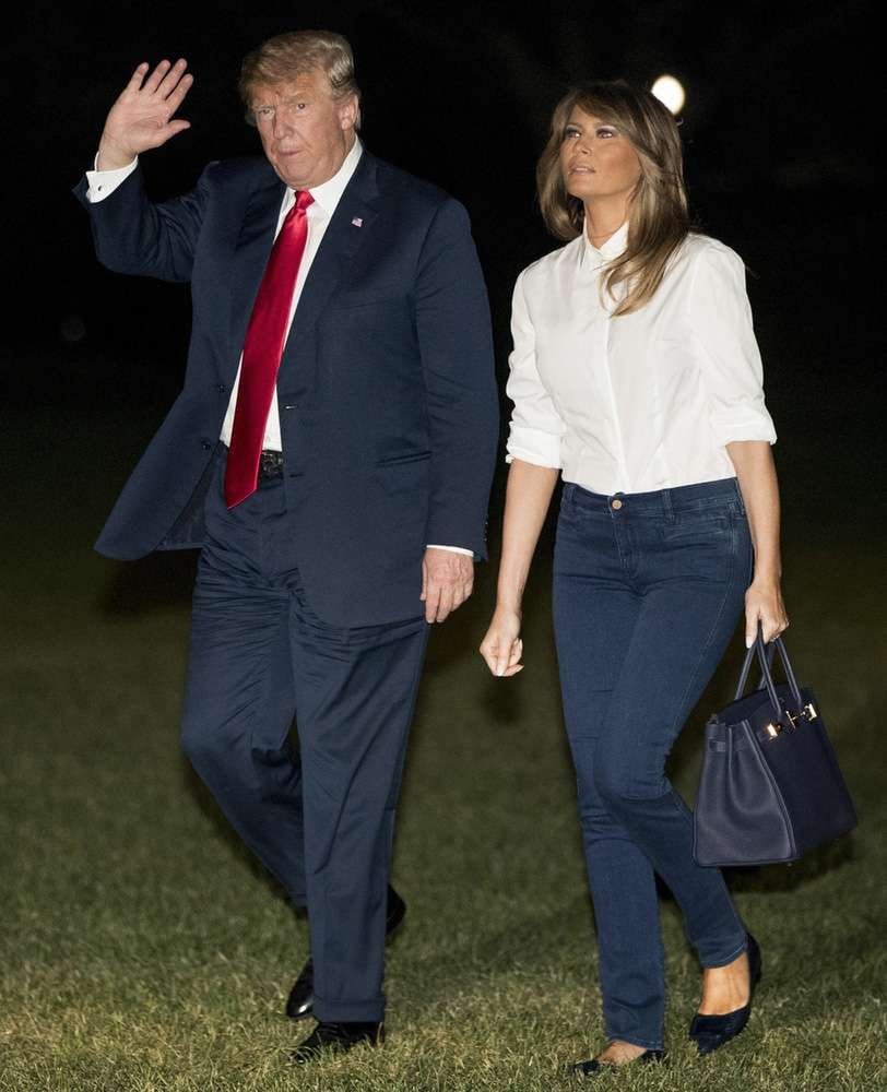 Melania Trump wróciła z Europy do USA. Miała na sobie obcisłe dżinsy i biały top