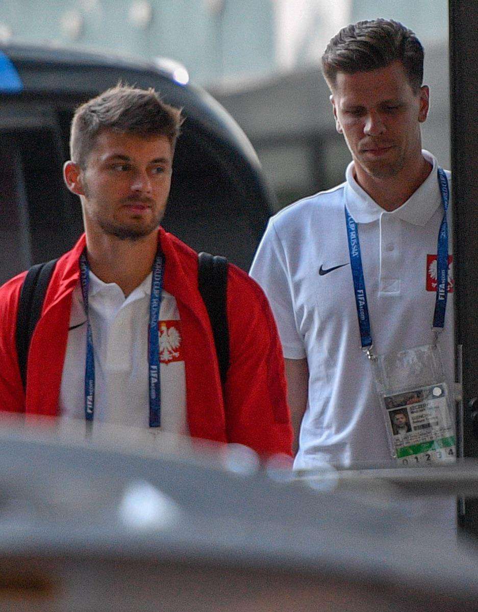 Smutni Karol Linetty i Wojciech Szczęsny po meczu Polska-Kolumbia na Mundialu 2018