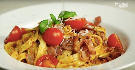 Makaron z czerwonym pesto