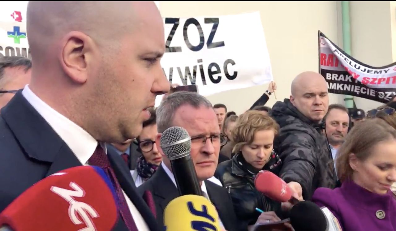 Protest dyrektorów szpitali przed Ministerstwem Zdrowia