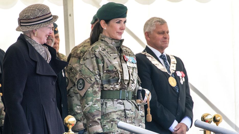 Księżna Maria w mundurze. Po lewej jej teściowa, królowa Małgorzata II
