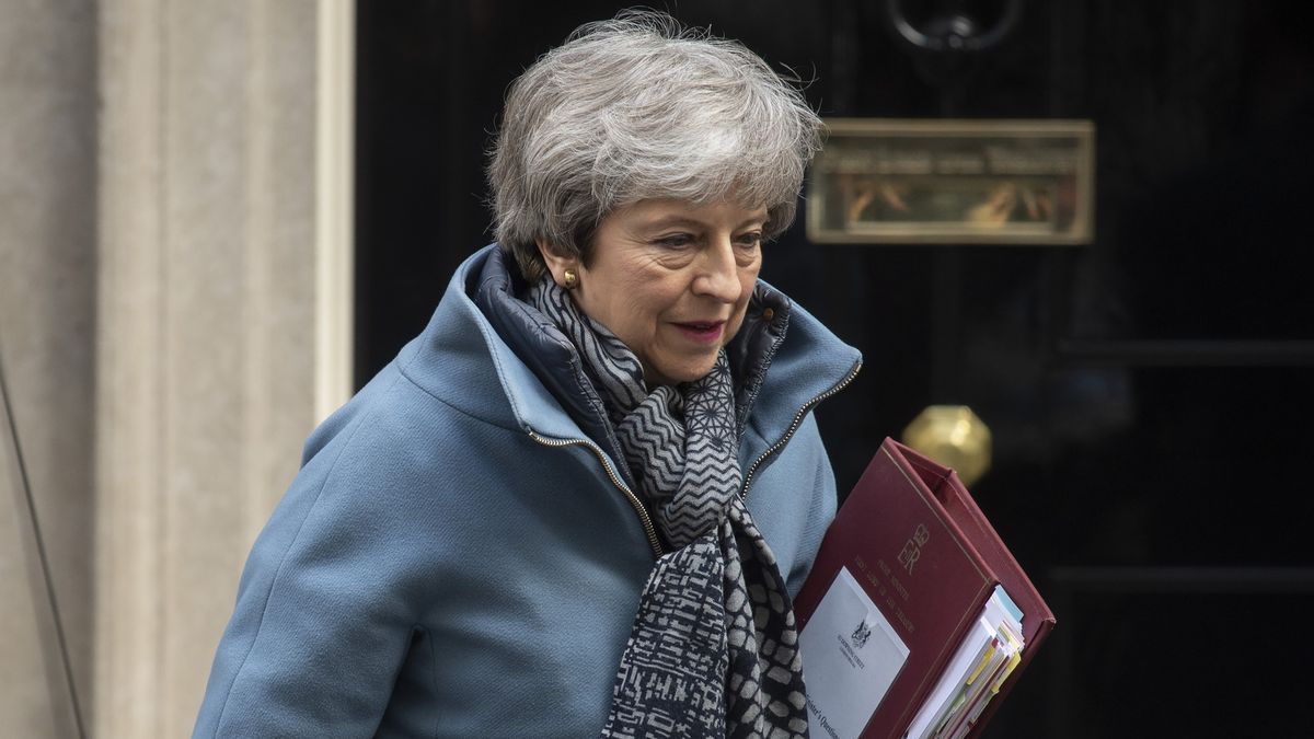 Theresa May od dłuższego czasu nie może przekonać parlamentu do podpisania wynegocjowanej umowy brexitowej.