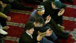 Muzułmanie w moskiewskim meczecie (fot. AFP)