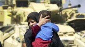 Matka z dzieckiem w Basrze (fot. AFP)