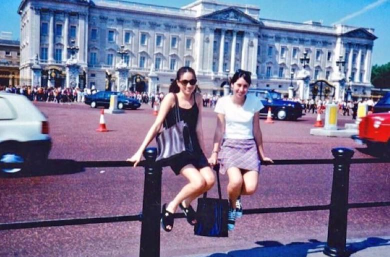 15-letnia Meghan Markle na tle Pałacu Buckingham