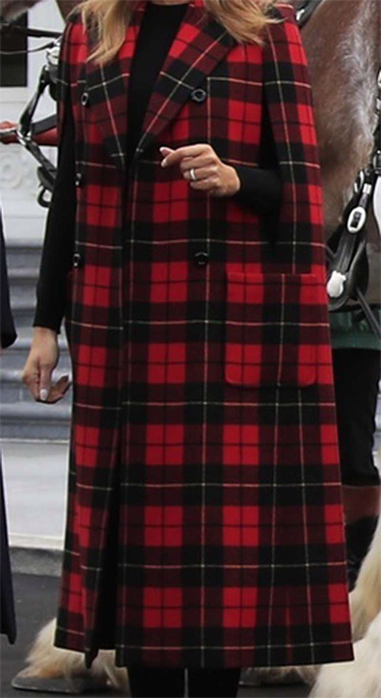 Melania Trump w płaszczu w kratkę wita choinkę