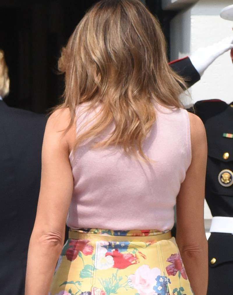Melania Trump w różowym sweterku