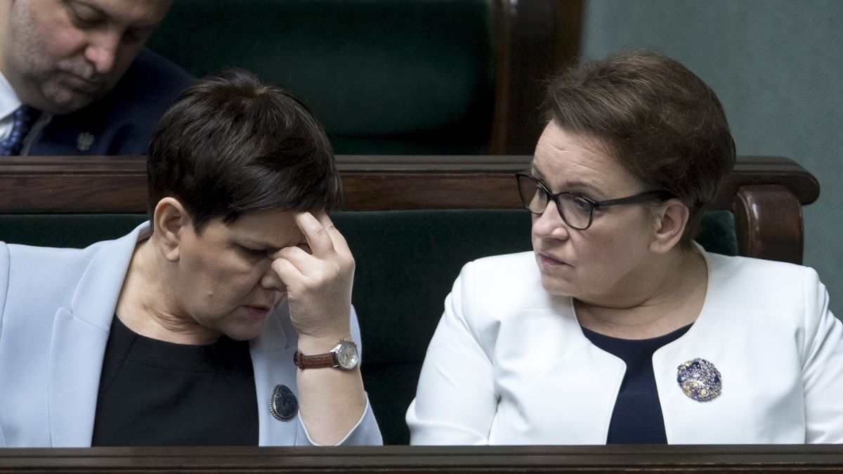 MEN naśle inspekcje pracy na strajkujące szkoły? Na zdj. wicepremier Beata Szydło (L) i minister edukacji narodowej Anna Zalewska (P)