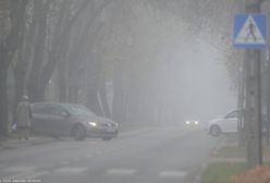 Gęsty mgły w ośmiu województwach. Rządowe Centrum Bezpieczeństwa ostrzega kierowców