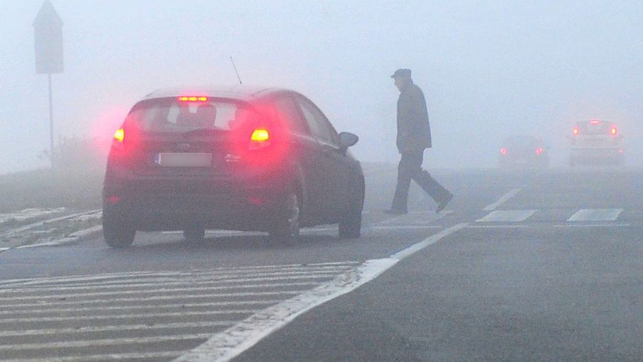 Mgły mogą utrzymać się do południa i znacznie ograniczyć widoczność na drogach