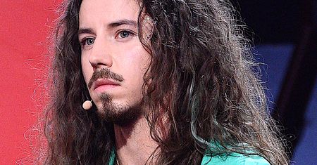 Tylko Michał Szpak mógł to zrobić. Na finale "The Voice" wystąpił z biżuterią w rzadko spotykanym miejscu