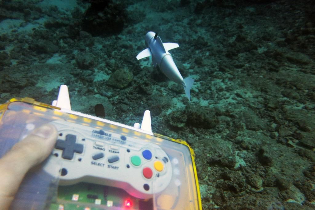 Robot jest sterowany bezprzewodowo