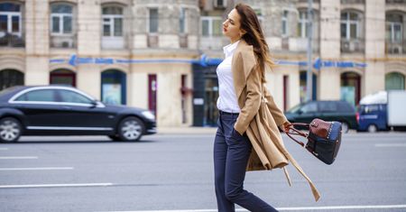 Wygodne i eleganckie spodnie do pracy. Wybraliśmy modele do 100 złotych