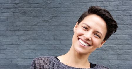 Krótkie fryzury damskie z grzywką na bok