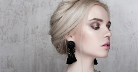 Kolor włosów: platynowy blond. Jak uzyskać i pielęgnować?