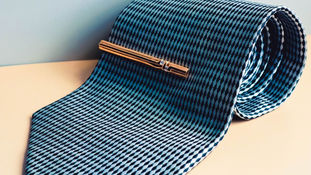 Elegancka spinka do krawata - jak wybrać?