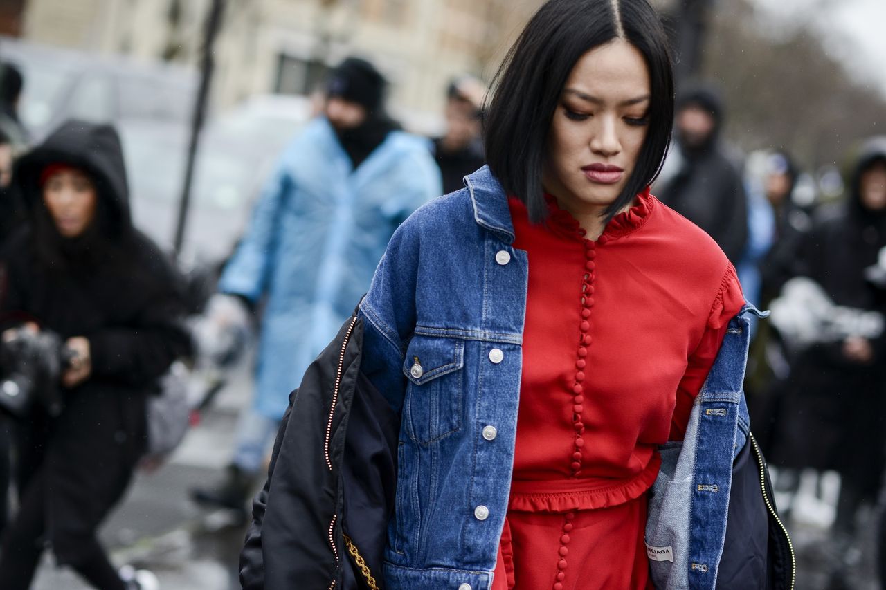 STREET STYLE: Czerwień i jeans