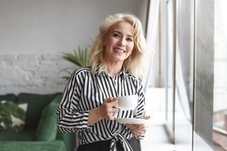 Bluzki damskie na spotkanie biznesowe - zasady doboru fasonów i kolorów